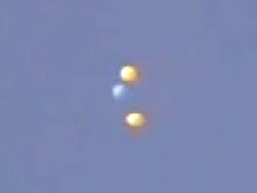 色鮮やかに輝く3つのUFO! カリフォルニアの青い空に出現