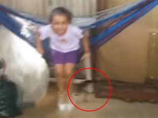 ハンモックに乗る少女の背後を、妖精が猛スピードで走り抜けていく驚愕映像!