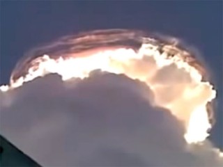 ロシア上空で不気味に発光する雲! 「巨大UFOが潜んでいる!」と人々も騒然!
