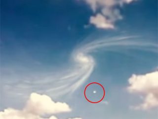 スイス上空にブラックホールが出現? 渦巻き雲にUFOが吸い込まれる衝撃映像!