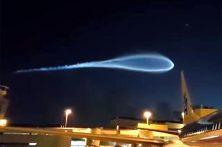 謎の超巨大な発光体が、マイアミ空港に出現! 米軍秘密兵器の実験か?