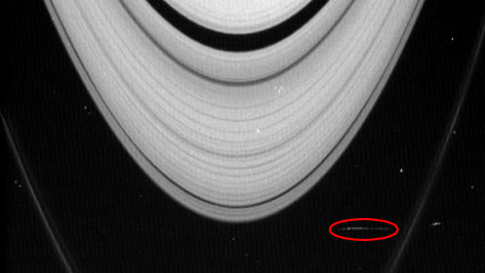 土星のリングに潜むUFO 1