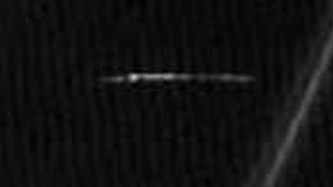 土星のリングに潜むUFO拡大写真 1
