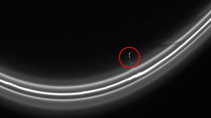 土星のリングに潜むUFO 3
