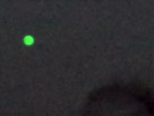 緑色に発光するUFO