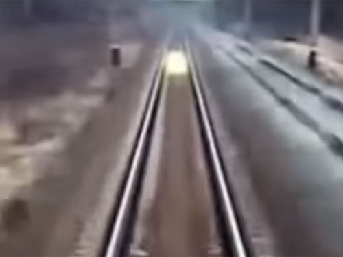 列車を追いかけてくる謎の発光体1