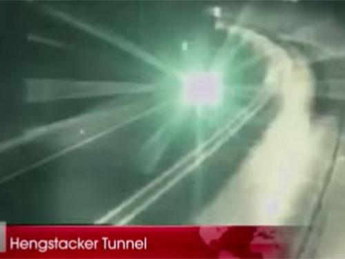 トンネル内を走り抜ける謎の光