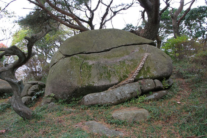 天穂日命の古代祭場として伝わる巨石