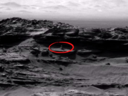 火星の岩の上で体育会座りをしている人物を発見
