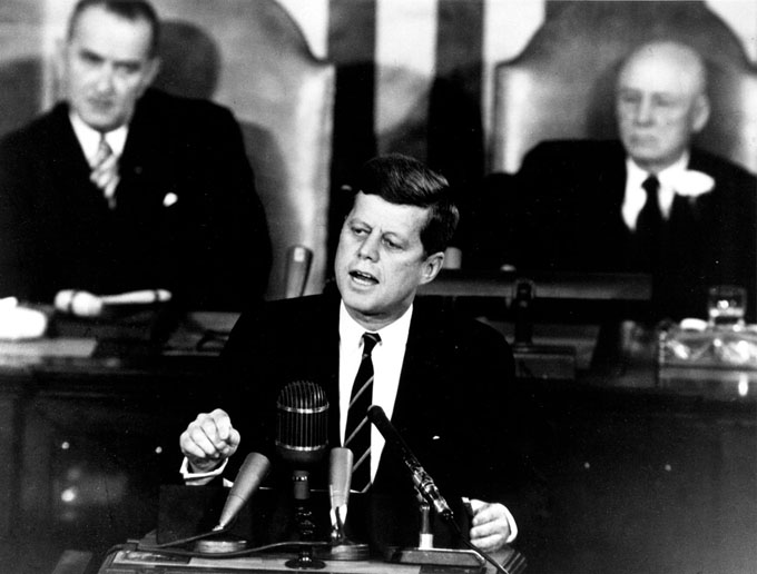アポロ計画を発表するケネディ大統領