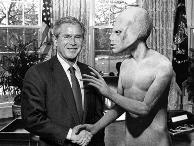 宇宙人と握手するブッシュ大統領