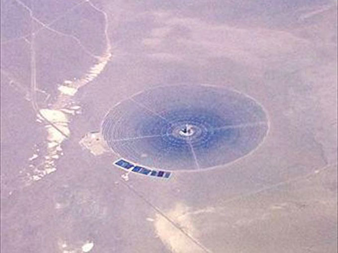 世界最大の太陽光発電所「ISEGS」の写真