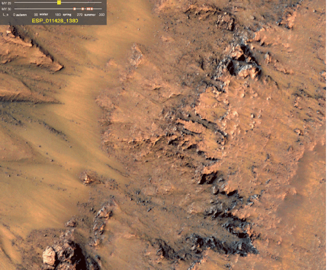 火星地表に塩水の川が流れている