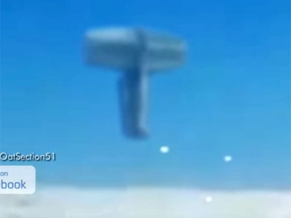 打ち出の小槌みたいなT字型の母船UFOが、旅客機の窓から撮影される！