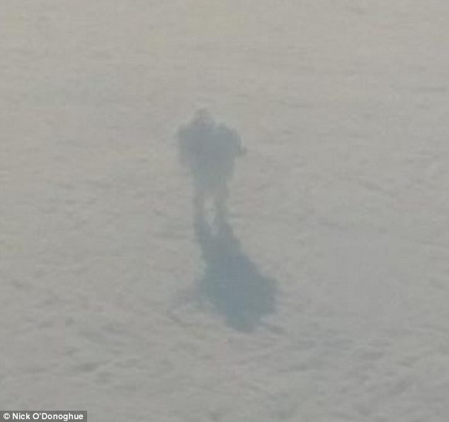 雲の上の巨人が旅客機から撮影される！