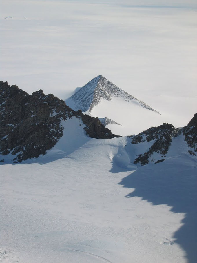 南極大陸で発見された古代遺跡のピラミッド2