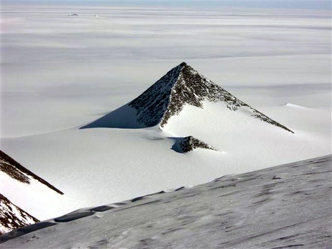 南極大陸で発見された古代遺跡のピラミッド3