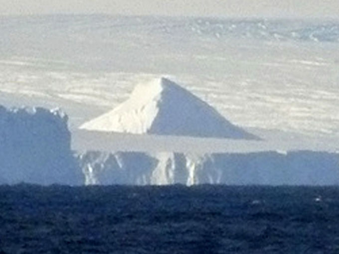 沿岸部で発見された南極ピラミッド