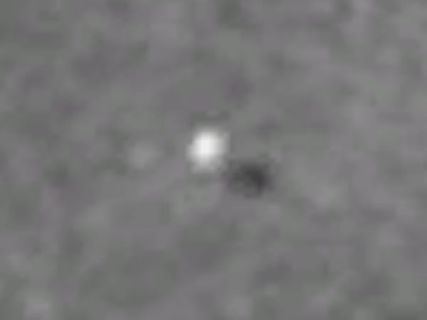 月面に浮遊するUFOが、グーグルムーンで発見される！