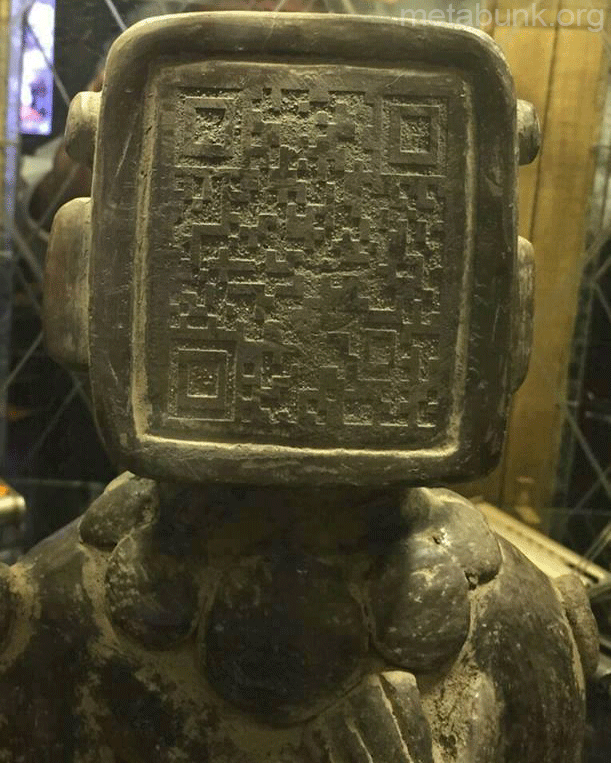 マヤ文明の彫像の顔にQRコード