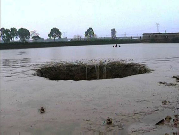 魚25トンと池の水を吸い込んだ巨大シンクホールが中国に出現！ UFO基地が原因か？