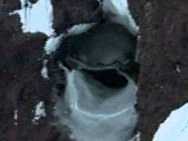 グーグルアースが捉えた南極のUFO基地1