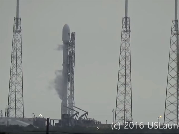 スペースXのロケットが爆発する前に、白い煙を上げている