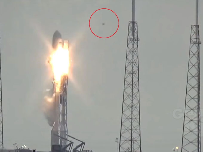 UFOが接近した直後、スペースXのロケットが爆発する