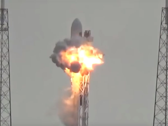 スペースXの無人ロケット「ファルコン9」が、発射台で大爆発