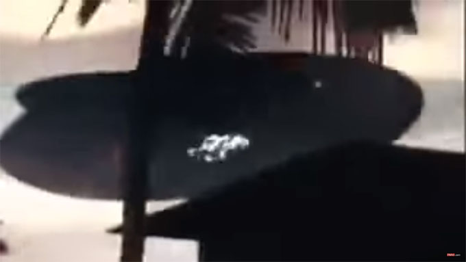 民家の屋根の上を飛ぶ巨大UFO