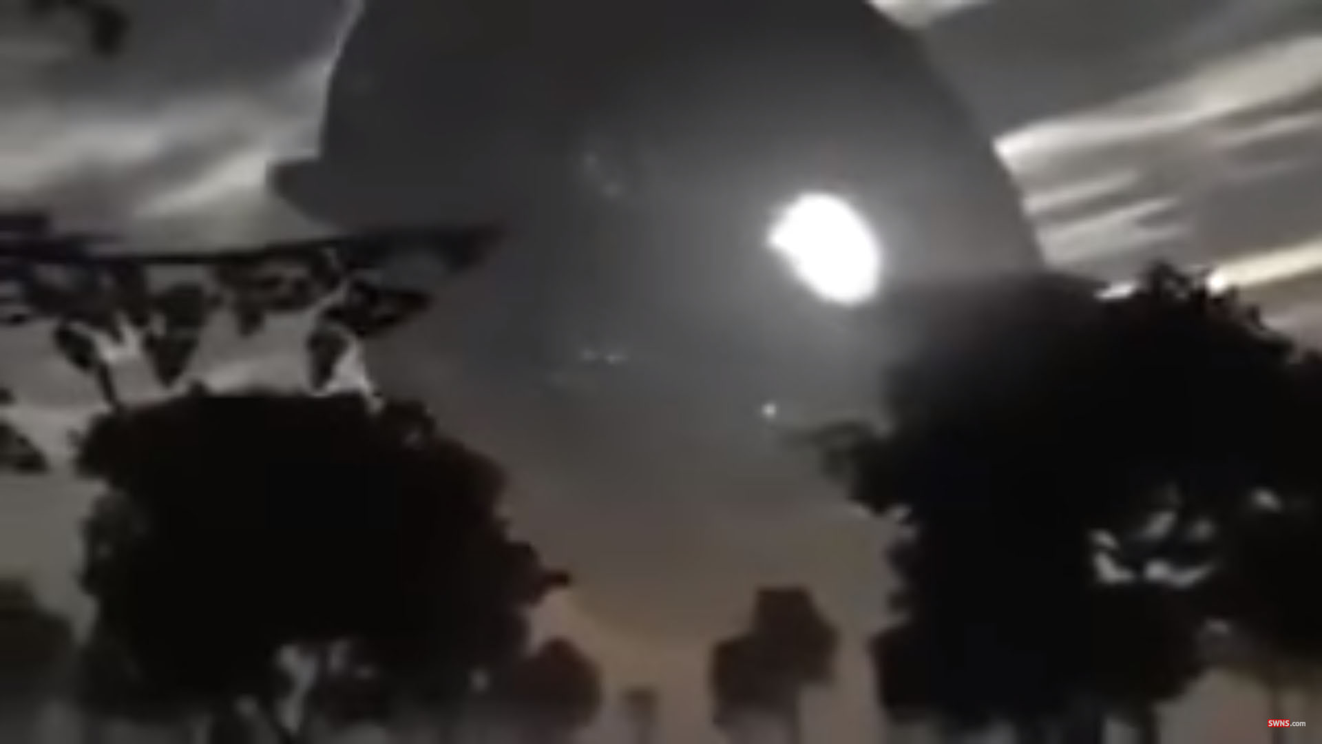 機体の腹を見せて飛行する巨大UFO