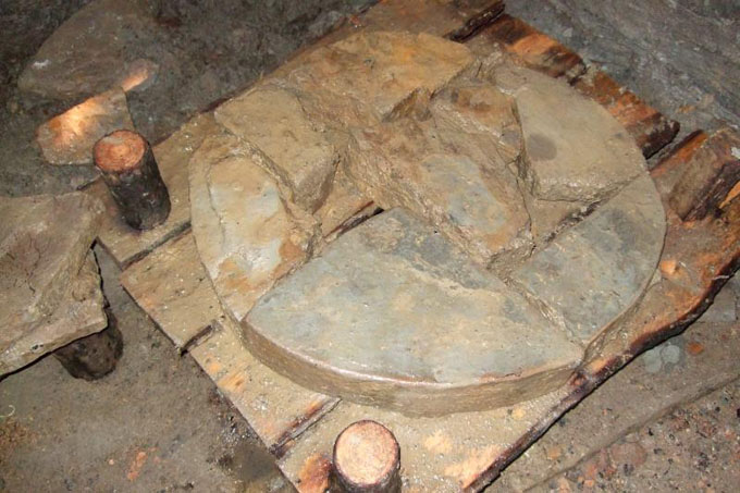 ボスニアの地下で発見された円形の石板