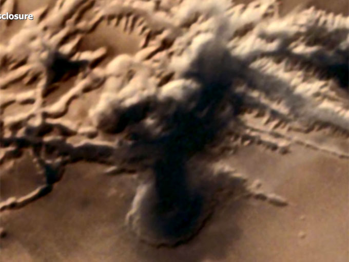 火星で確認された、核爆発のような巨大なキノコ雲