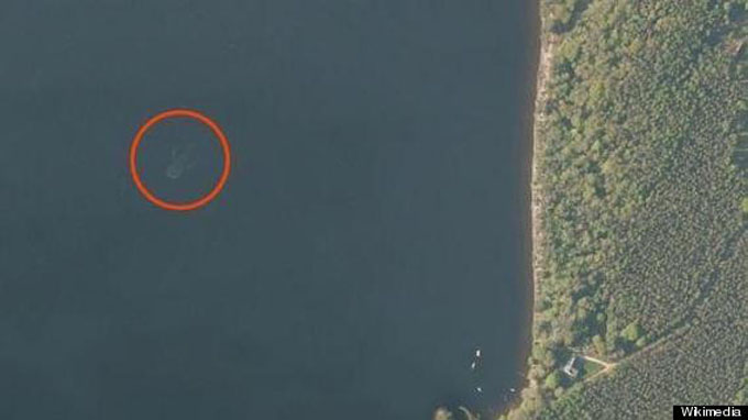 アップル社の地図アプリのネス湖に写った巨大生物