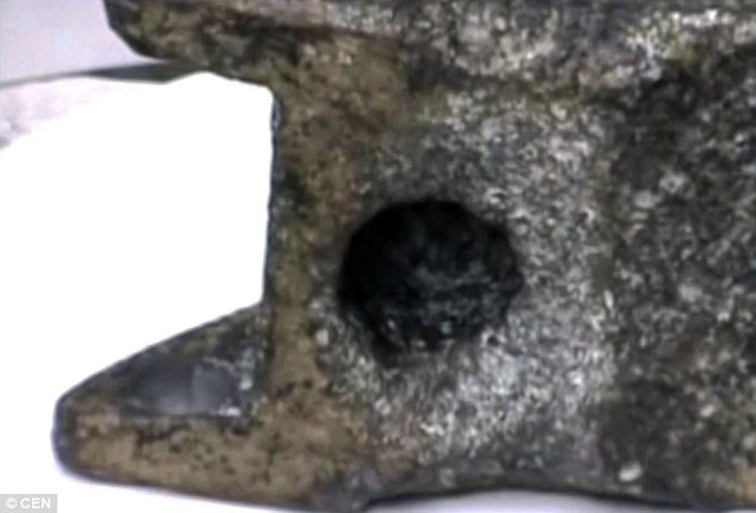 穴の加工が施されたアルミニウム製の古代オーパーツ