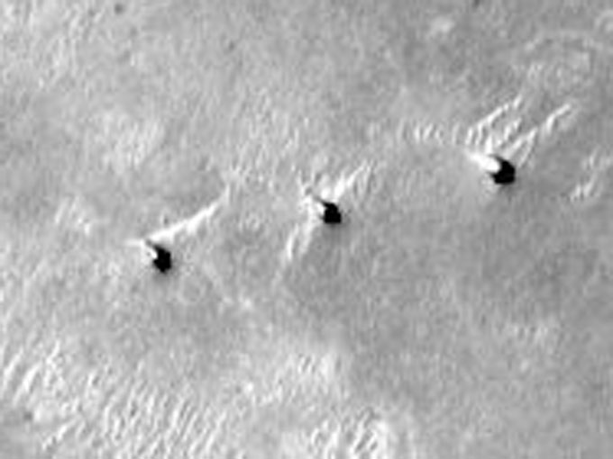 火星地表のトリプルタワーの拡大写真