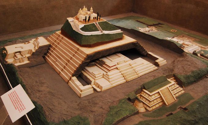 チョルーラの大ピラミッドの模型