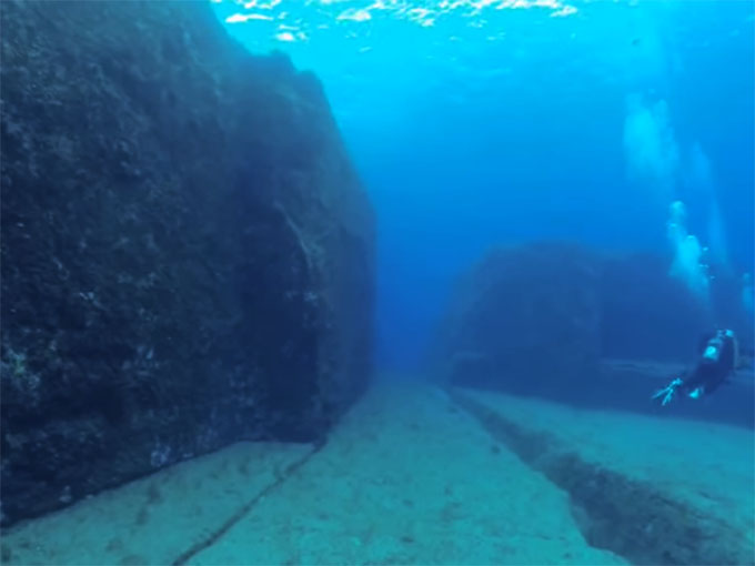 与那国島 海底遺跡：垂直に切り立った岩と平面の岩