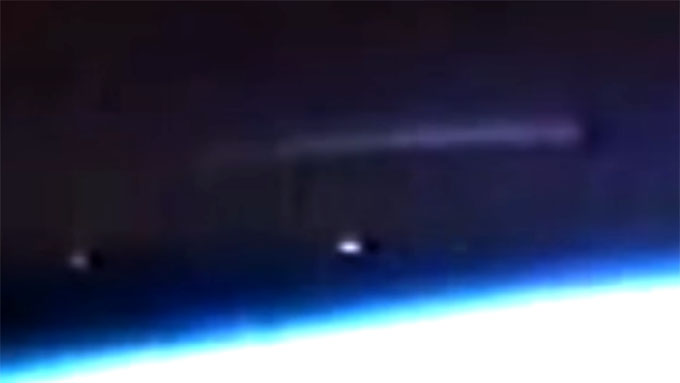 ISSのライブ配信映像に映っていた巨大UFOと発光体