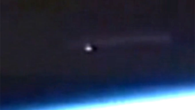 宇宙空間に浮かぶ母船UFOに帰還するUFO
