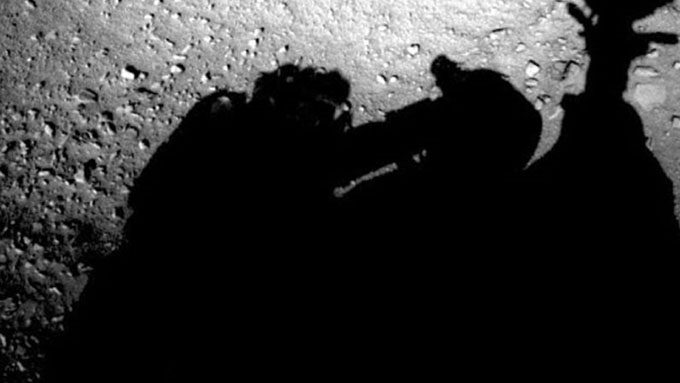 火星探査車をメンテナンスしている人影の画像