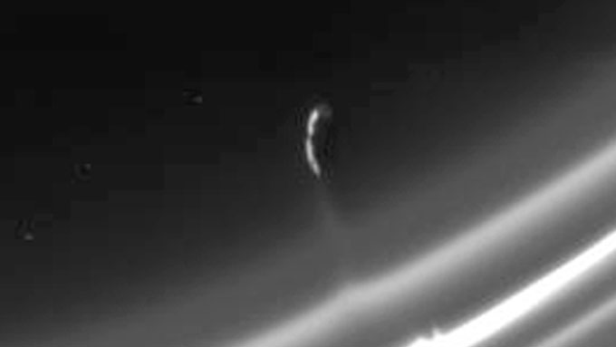 土星のリングに潜むUFO拡大写真 3