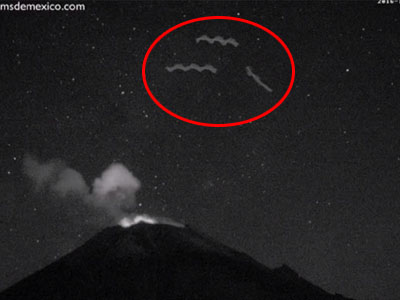 ポポカテペトル山にスカイ・フィッシュが出現！ ワーム型クネクネUFOか、巨大な未確認生物か？