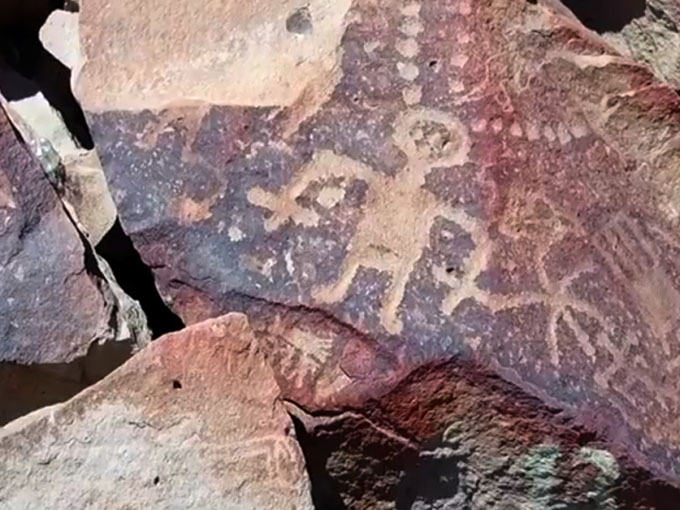 岩に描かれた3本指の人間