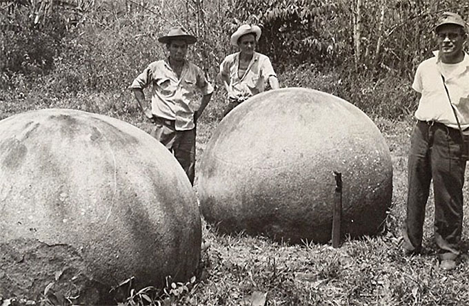 コスタリカのジャングルで発見された石球