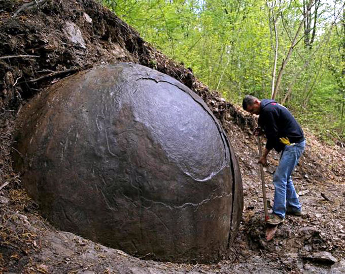 ボスニアで発見された巨大石球