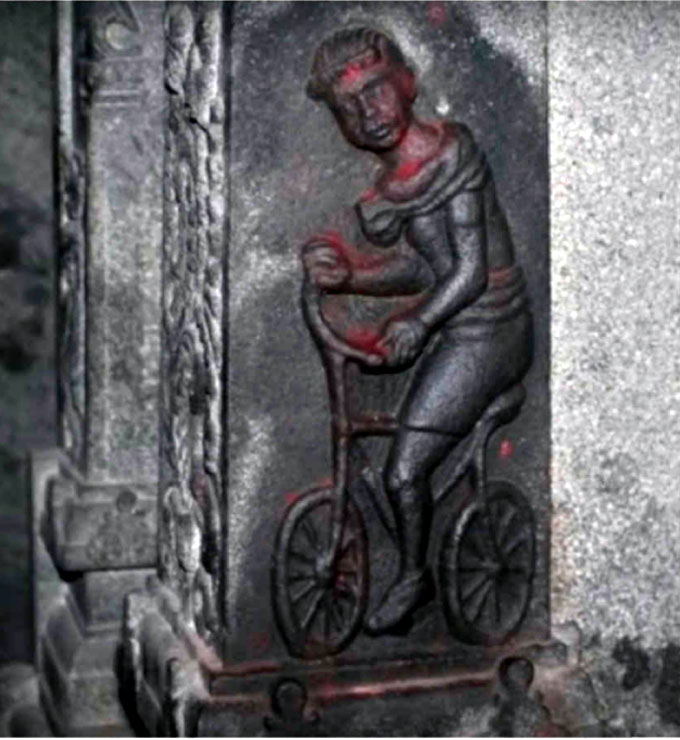 古代の自転車のレリーフ